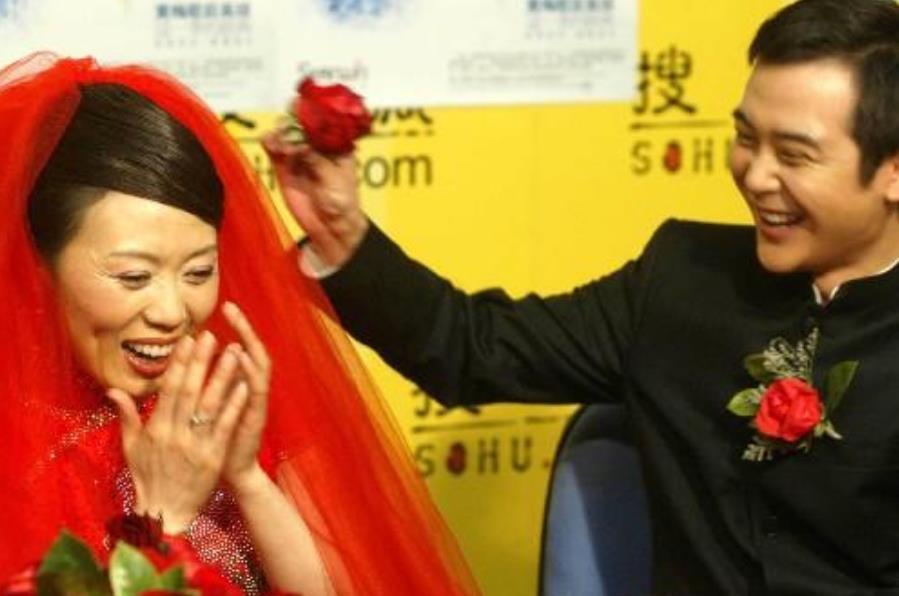 相差15岁的姐弟恋,断绝父子关系都要结婚,如今却让人羡慕