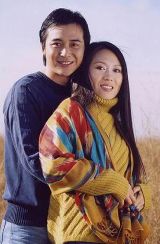 相差15岁的姐弟恋,断绝父子关系都要结婚,如今却让人羡慕