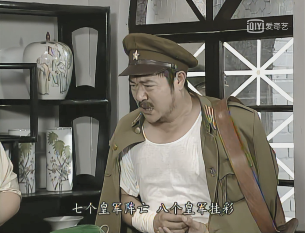 今天我们就来聊一聊夹在他们两个中间的男人:黄金标(熊伟 饰).