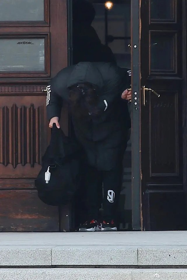 余景天上班路透释出给粉丝鞠躬感谢粉丝的支持引发网友热议