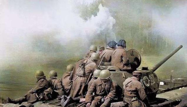 河并解放基辅;在切尔卡瑟钢铁合围战中消灭了盘踞在科尔松-舍甫琴科