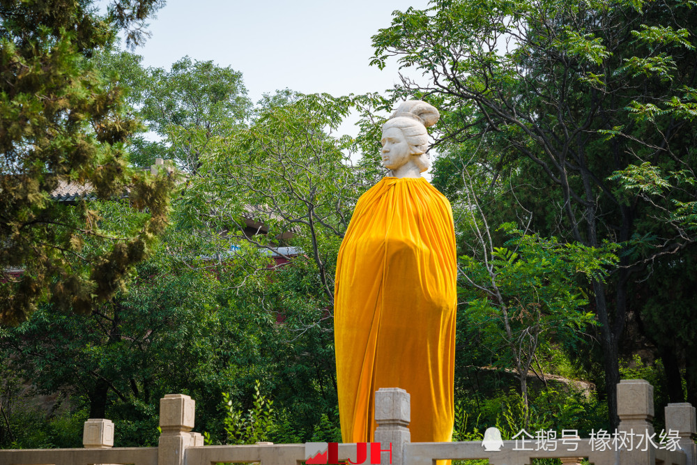 据《临榆县志》载:"贞女祠,在东关外 13 里望夫石之巅,祀孟姜女,此祠