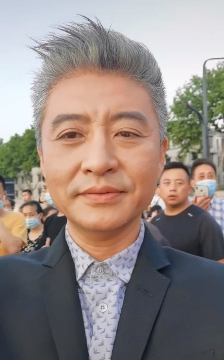 央视主持周炜晒近照头发花白满脸皱纹忙晚会主持又疲惫不少