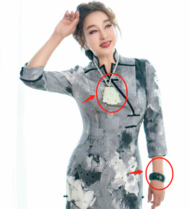 刘晓庆豪华酒店办书法展穿旗袍身材丰腴脖子玉石大过拳头