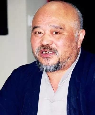 还记得《东北一家人》中的牛永贵吗?今行走靠人扶,儿女随姥爷姓