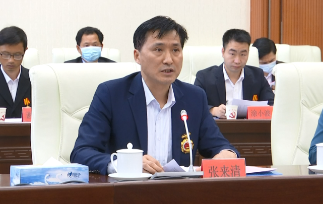 695位劳模代表结合工作实际,会上,市委副书记,市长李江河主持会议.