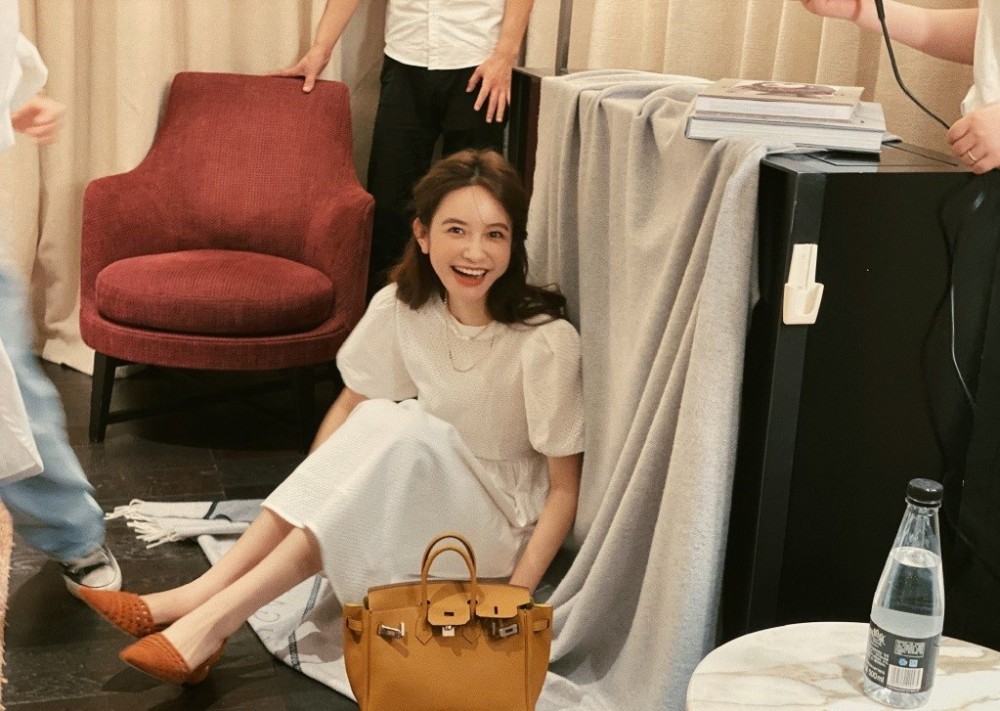 董花花新展览大获成功状态优雅不像二孩妈张大奕新业务遭质疑