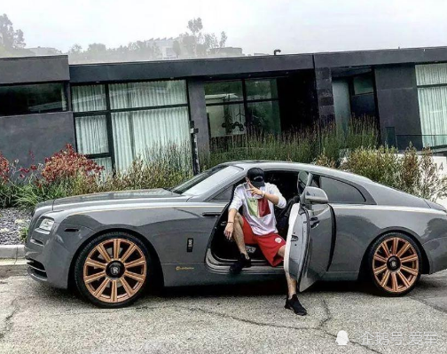 鹿晗酒吧玩通宵没见过世面和豪车合影网友喊话黄子韬借一辆给兄弟玩下