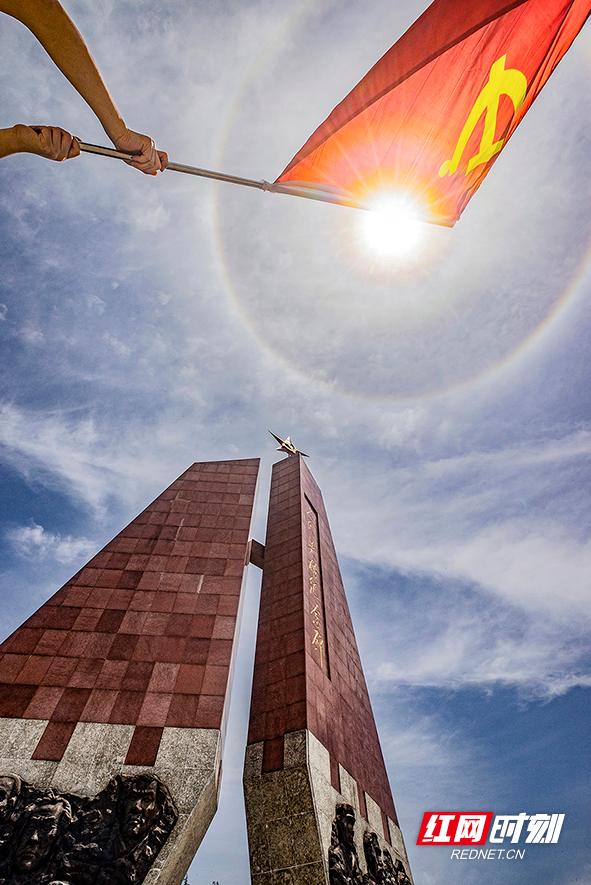 日晕生辉党旗飘扬
