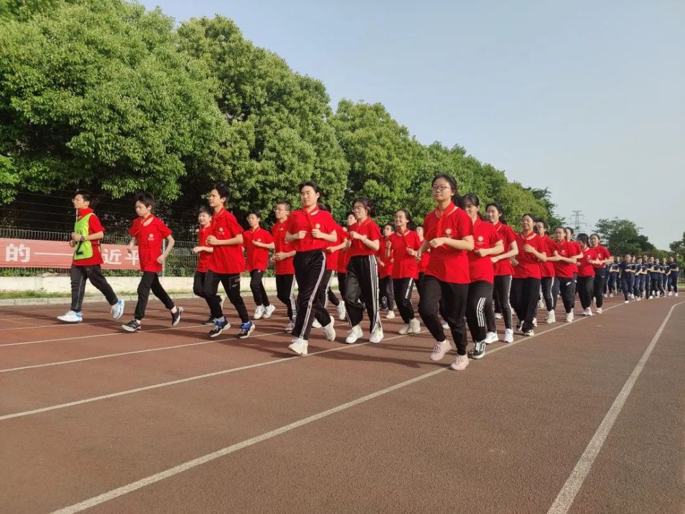 为了丰富校园文化生活,增强学生身体素质,培养学生集体意识,增强班级