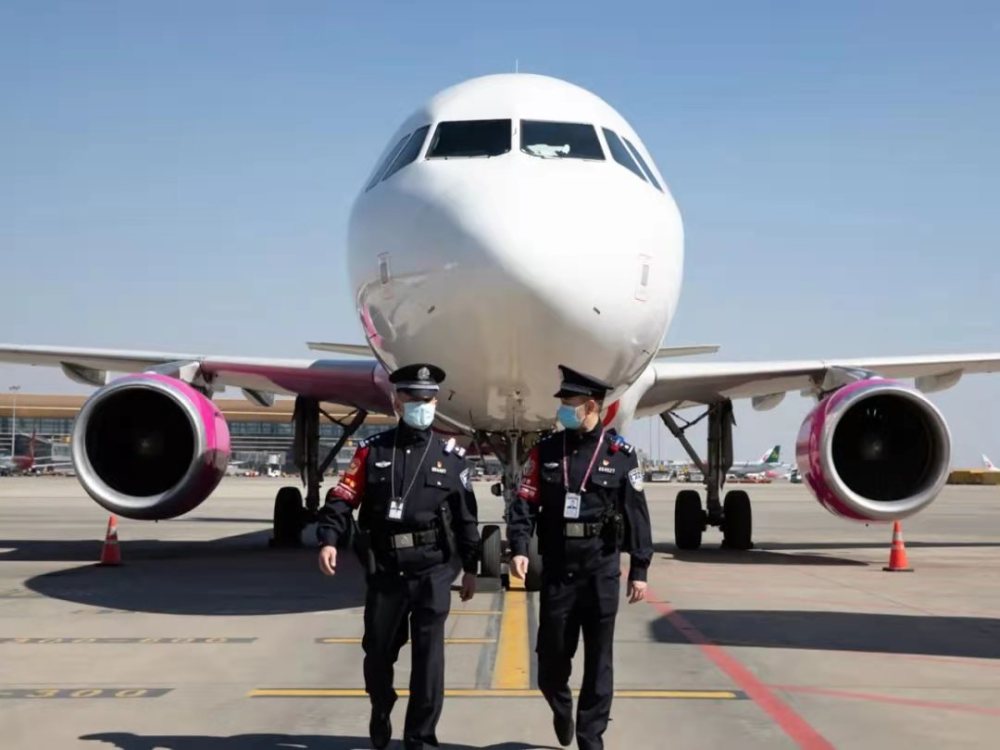 全省机场公安节日坚守岗位 确保旅客"五一"出行平安有序_腾讯新闻