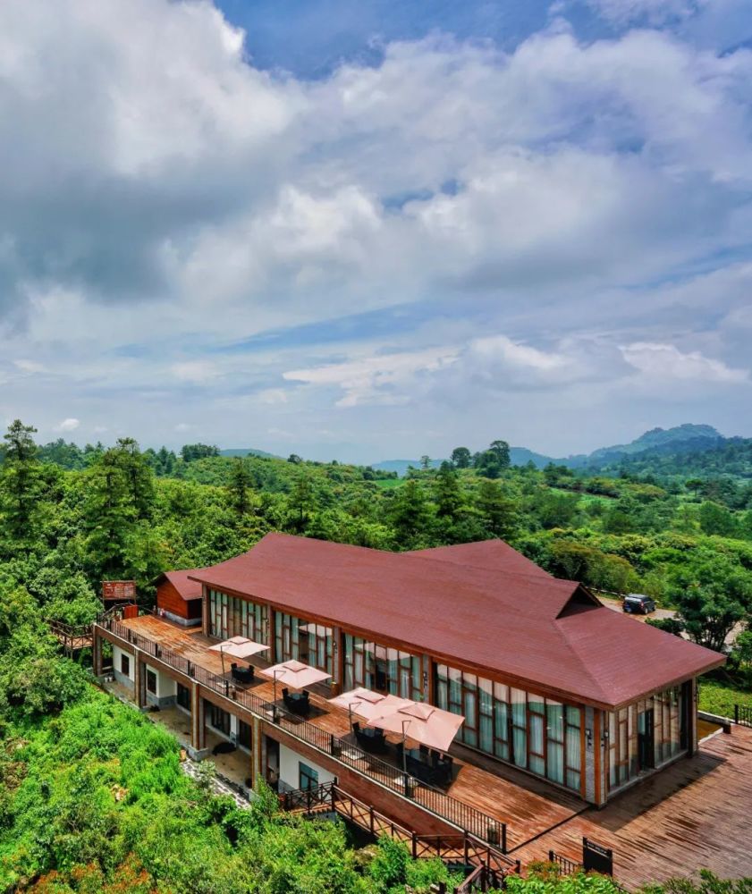 可邑弘悦湖森林度假酒店位于可邑小镇景区密枝山内,依山而建,秉承着