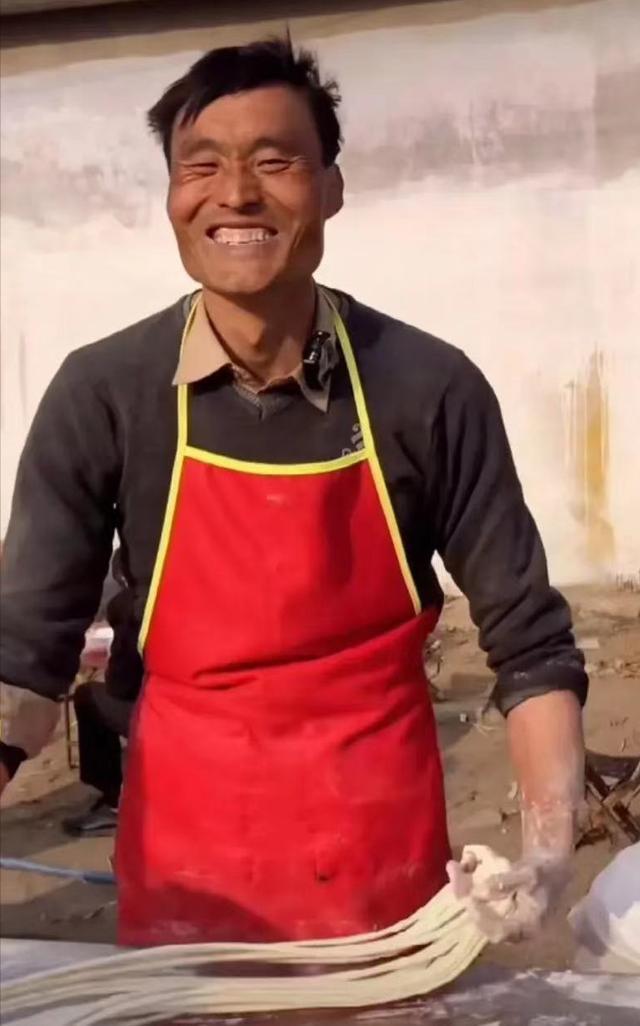 五一小长假冲击百万游客前拉面哥遭巨额索赔到底是谁忘恩负义