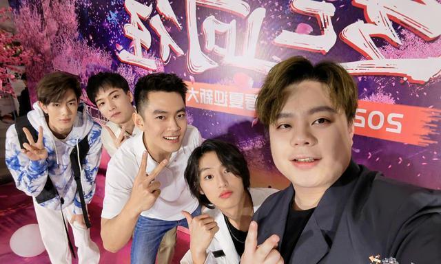 在湖南卫视春季招商会上,《天天向上》导演带来四位新的"天天小兄弟"