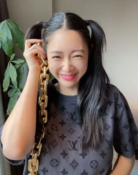 亚洲第一美女克拉拉嘴叼金链子,大锁链比手指还粗,扭腰俏皮扮嫩