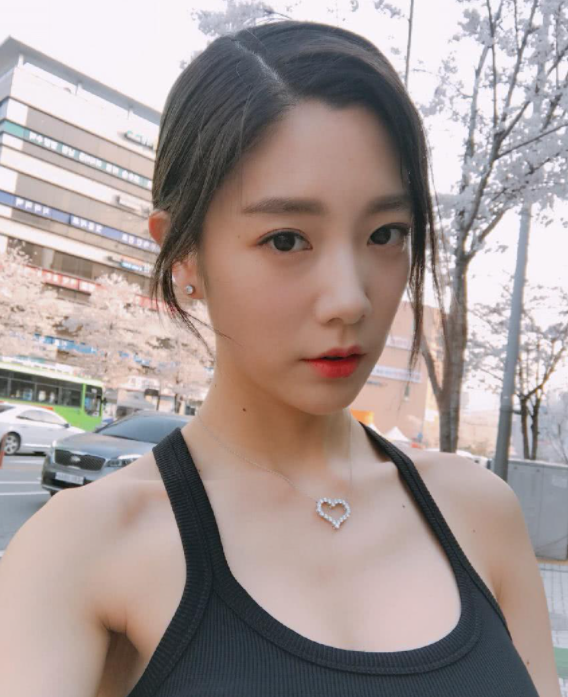 亚洲第一美女克拉拉嘴叼金链子大锁链比手指还粗扭腰俏皮扮嫩