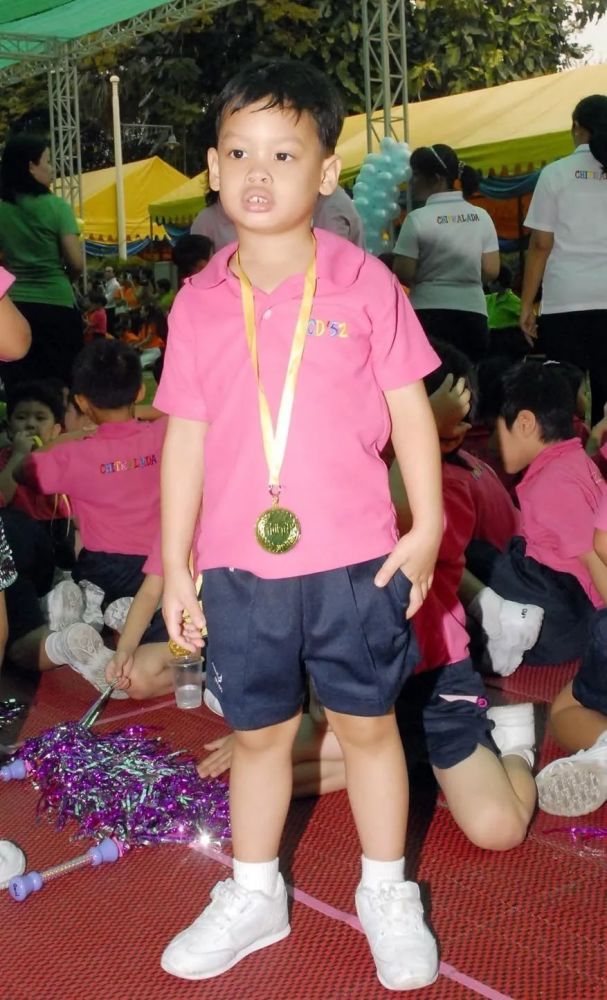 说小时候是因为被母亲陪伴着"慢慢长大",近些年进入青春期的提帮功,也