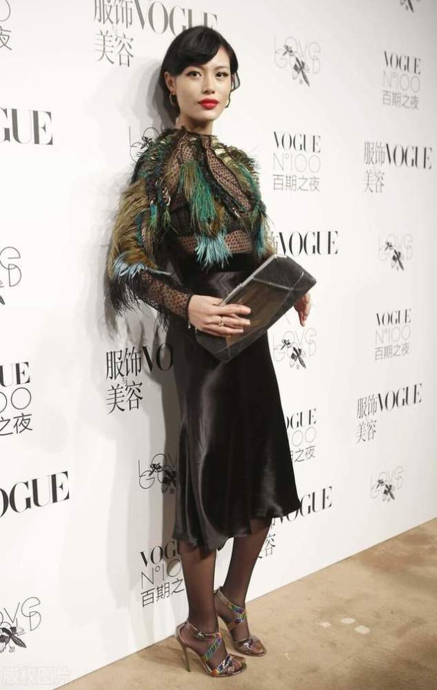 汪峰前妻葛荟婕一袭镂空上衣配半身裙这身材真叫人羡慕