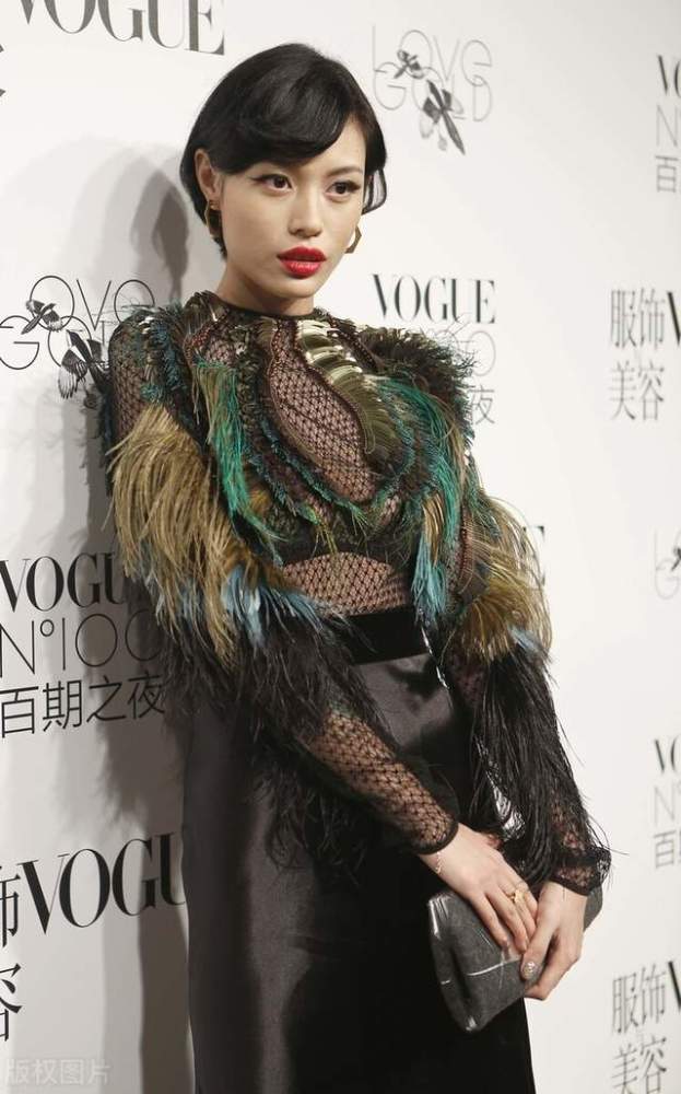 汪峰前妻葛荟婕一袭镂空上衣配半身裙这身材真叫人羡慕