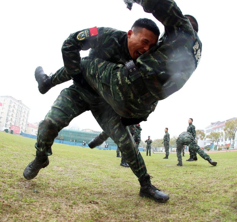 特种兵和格斗高手相遇,谁输谁赢?退伍老兵:我怕造成严重后果
