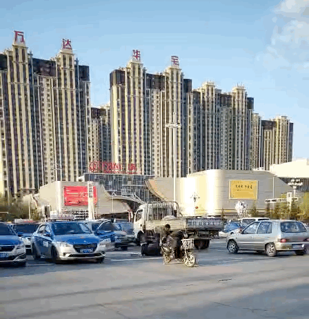 四平万达附近两人街头"比武" ,多大事啊?