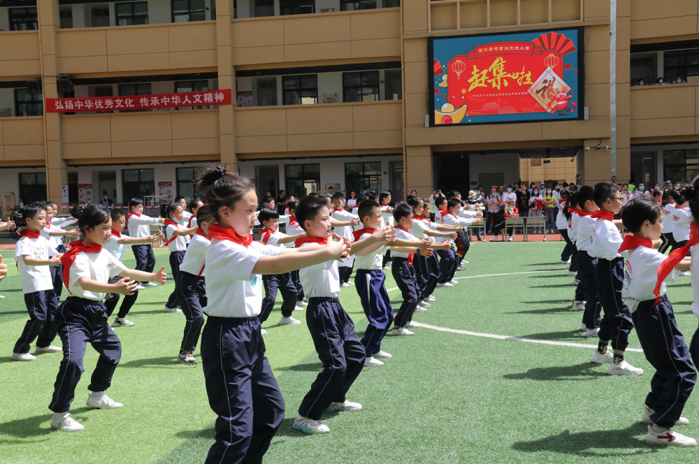 西交康橋紫薇東進小學舉行校園開放日活動讓學生和家長共享傳統文化