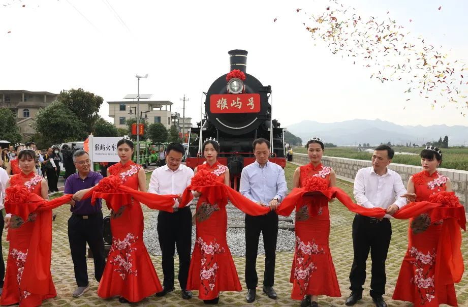 "猴屿号"绿皮火车由一节上游型蒸汽机车和三节绿皮车厢组成.