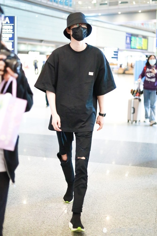 木子洋现身机场包裹严实穿破洞牛仔裤大长腿瞩目