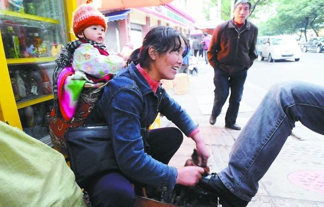 两岁孩子寒冬光脚走路只为扑入姑姑温暖的怀抱没妈的娃真可怜
