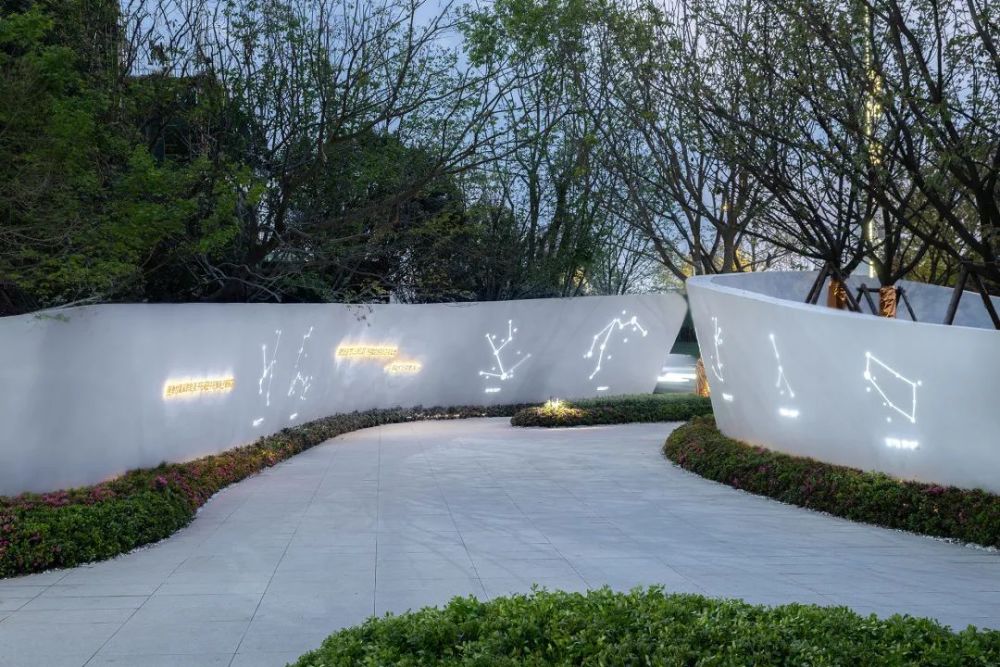 逐渐显现的白色景墙,简洁中却不失气势,既别致又雅