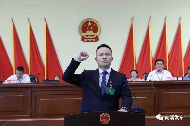 陈元华当选南溪区人民政府区长