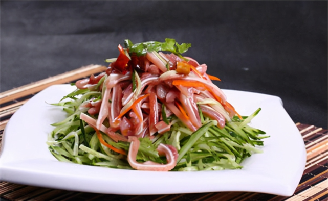 生抽1汤匙,米醋1汤匙,白糖1/2汤匙做法:1,将卤猪耳切成丝,黄瓜先切成