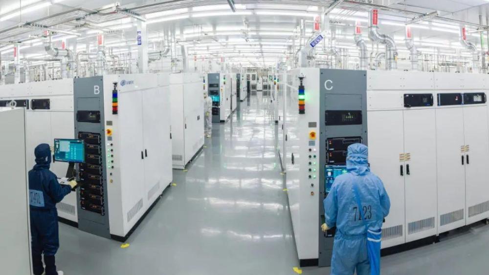 如今中微的5nm刻蚀机已经开始为台积电的5nm生产线提供设备支持
