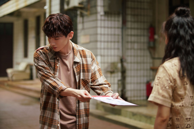 白敬亭过三爽壁纸一看到图片就会觉得是本色出演