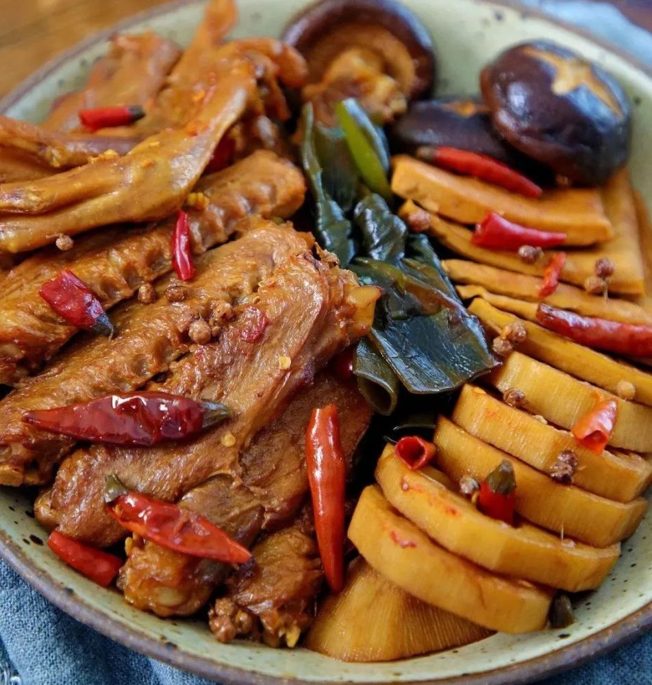 五一追剧必备卤味—周黑鸭,好吃到舔手指～_腾讯新闻