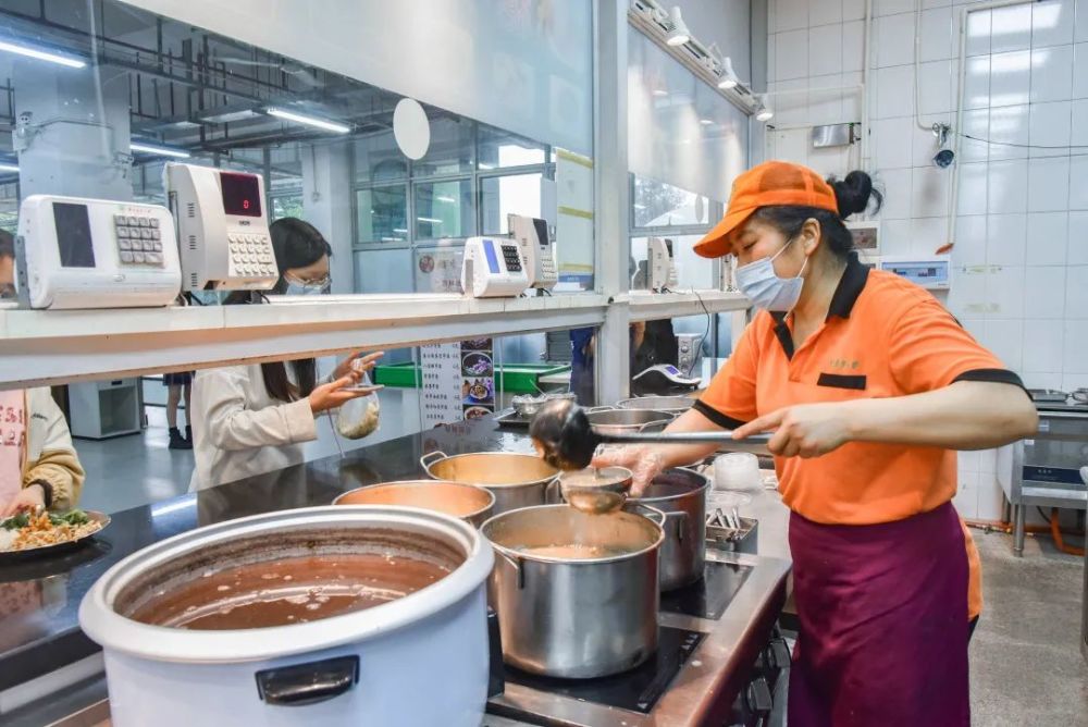 却隐匿自己的喜言忧语 只剩温和与再温和 #07 食堂后勤人员 食堂里