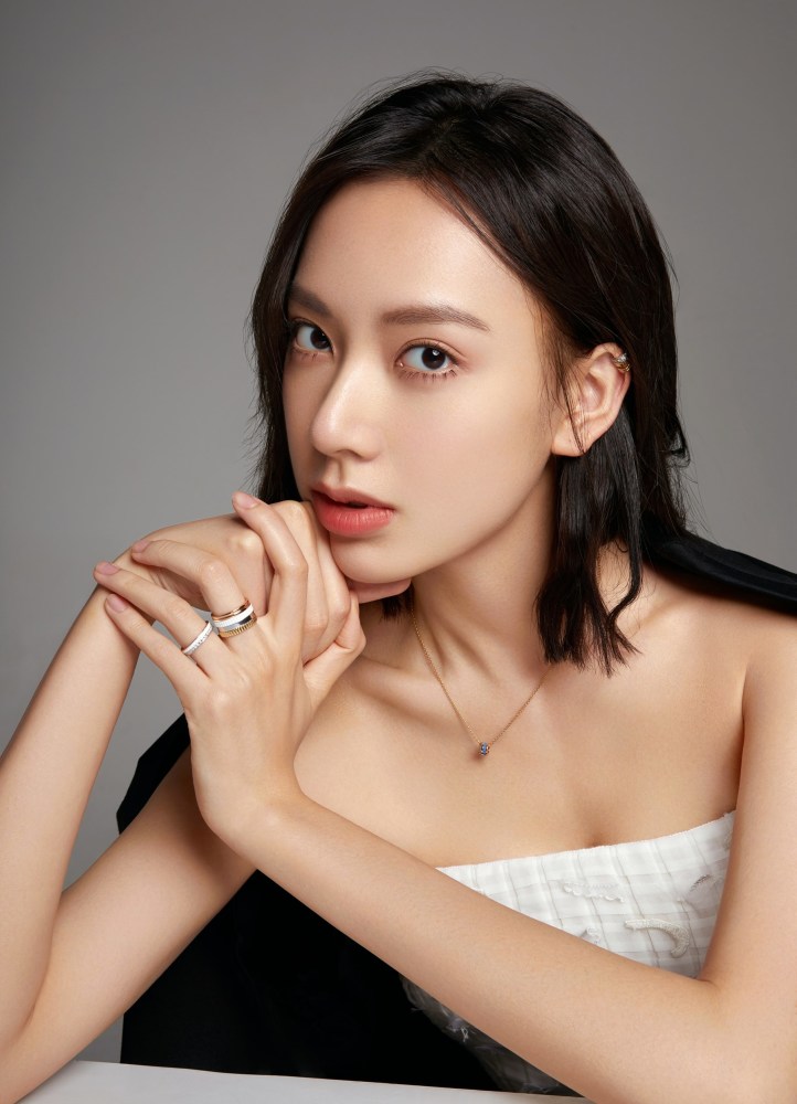 孙嘉灵质感时尚大片释出简约纯白彰显清丽精致