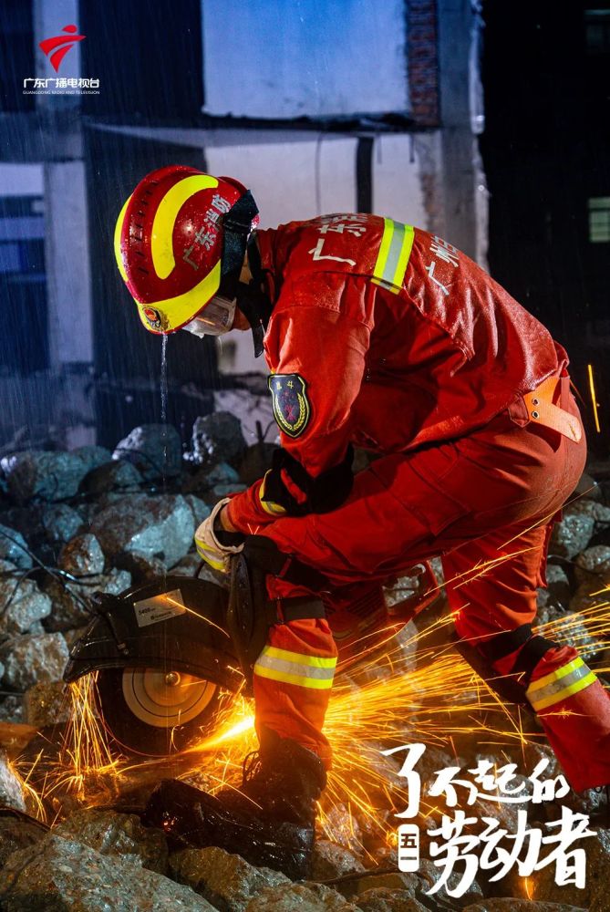 《消防员井下救援》蔡紫容 摄《保家卫国的人民警察》韦昌鸿 摄《舍已