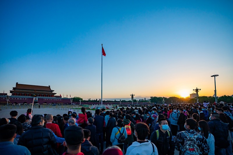 图集|"五一"清晨,数万群众天安门广场见证升国旗
