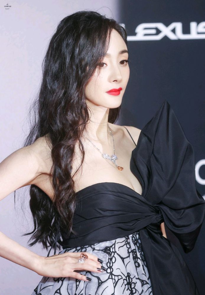 杨幂蝴蝶结好大被热议回想刘恺威对她身材评价真中肯