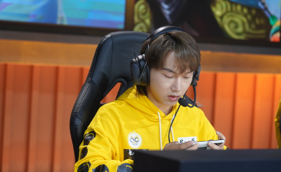 这就是5个fmvp的选手!fly王者回归打脸教练,qg碾压we晋级在望