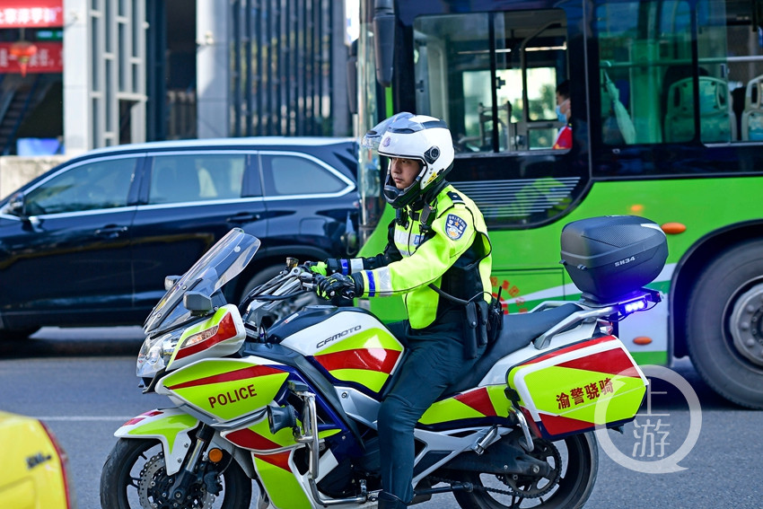 致敬最美劳动者渝警骁骑王凤麟