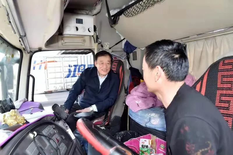 刘奇书记看望慰问一线劳动者和英模劳模代表