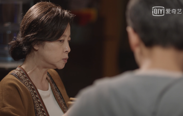 米桃父母在年夜饭上憧憬女儿以后在很城里有房有车,有着高收入.