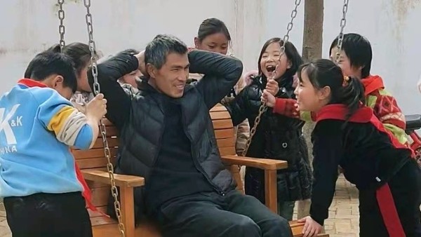 白发校长的乡村第九年上了热搜还未还清欠款