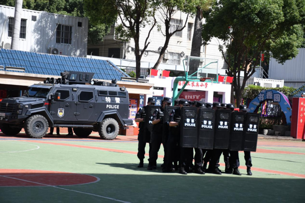 我为群众办实事特警进校园压实护校安园工作责任