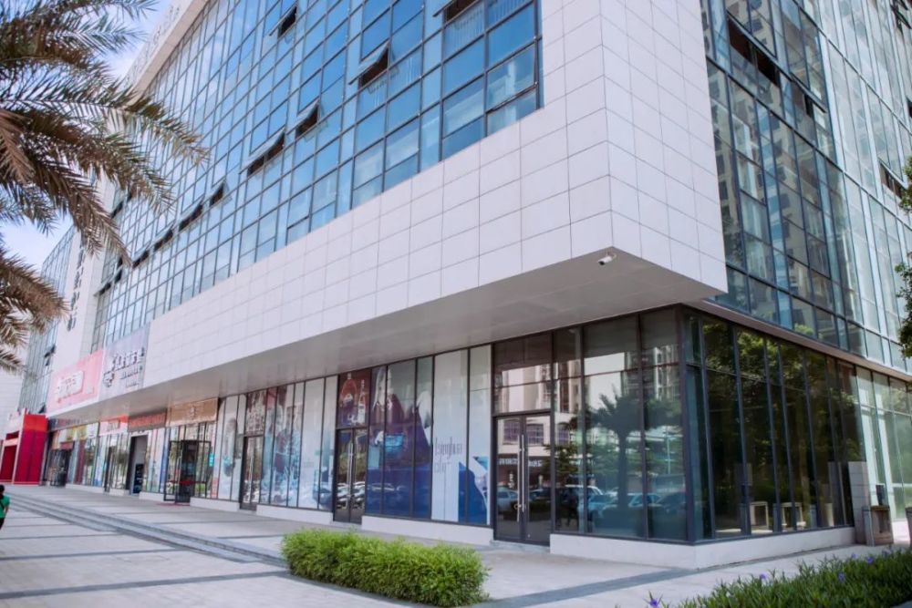 项目打造约6万㎡缤纷商业街区,清华城广场项目规划配套设施全部运用