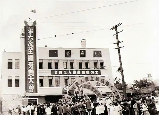 小山小水学党史在五一国际劳动节一起回顾打工人的奋斗历史