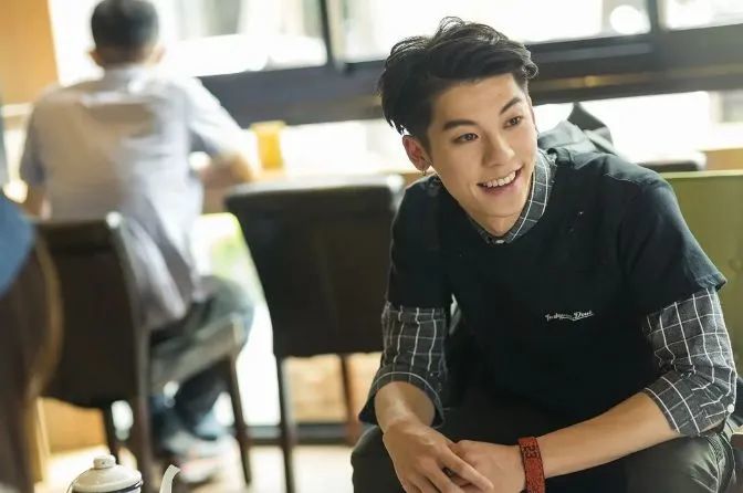 在《恋爱沙尘暴》中,他是画着烟熏妆的花花公子庄浩洋.