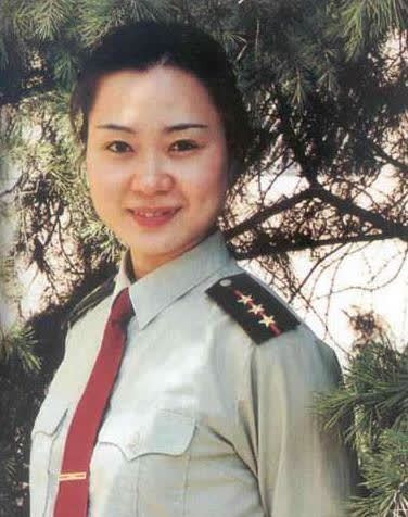 她17岁进女子特警队如今是大校警衔却嫁给一位普通保安